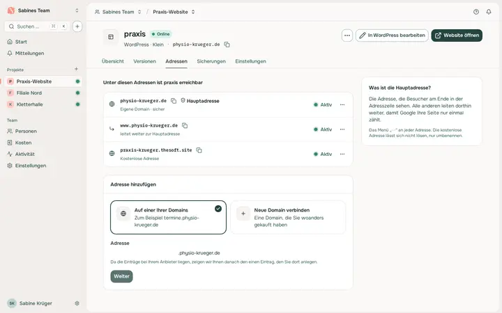 Adressen einer Website: eine eigene Adresse unter thesoft.site und eine eigene Domain, sicher verbunden.